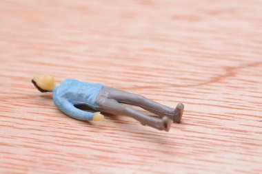 Personelin işten çıkarılması ve ardından işten çıkarmaların gelmesi, şirket içinde derin bir krize işaret ediyor ve bundan etkilenen çalışanlar arasında reddedilme hissi yaratıyor..