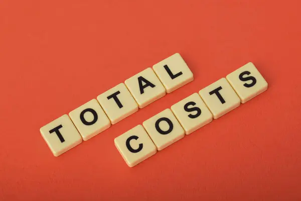 総コストは 企業が特定のレベルの出力を製造する必要がある費用の合計です これは 製品マネージャーが全体的な利益マージンを評価するのに役立つ 固定および変動コストの合計です ストック画像