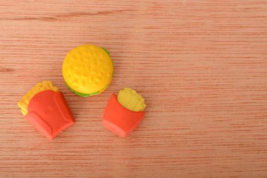 Abur cubur ve fast food tüketimi sağlık riskleri ve hastalıklara önemli ölçüde katkıda bulunarak, bunların genel refah üzerindeki olumsuz etkileri hakkında uyarılara yol açmaktadır.