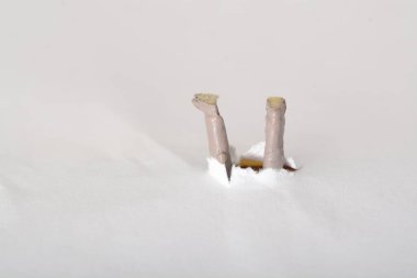 Bir işadamının boğulması, kontrolsüz risklerin ya da kötü kararların bir şirketin ayakta kalması ve istikrarı için oluşturabileceği tehlikeli sonuçları metaforik olarak gözler önüne serer, tedbirli risk yönetimi stratejilerine duyulan ihtiyacı vurgular..