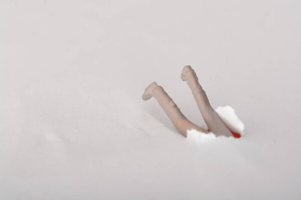 Тонущий бизнесмен метафорически иллюстрирует опасные последствия, которые неконтролируемые риски или неправильные решения могут представлять для выживания и стабильности бизнеса, подчеркивая необходимость разумных стратегий управления рисками.