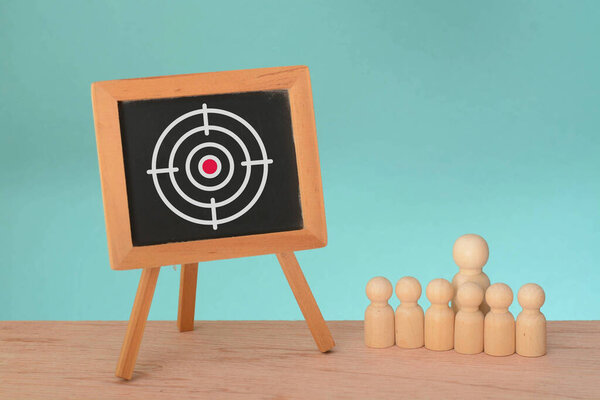 дальновидный лидер собирает своих преданных сотрудников вокруг символической цели, олицетворяя суть успеха