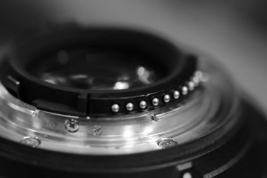 Bir dslr lens lenslerini ve lens montajını kapat. kontakt ve bağlanma, kamera gövdesi ve değiştirilebilir lens arasındaki iletişimin kolaylaştırılmasında önemli rol oynar
