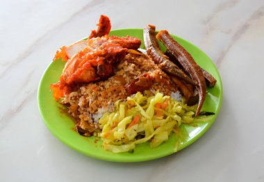 Malezya 'nın Penang eyaletinde son derece popüler bir yemek olan ünlü Nasi Kandar veya Kandar Rice' ın yakın çekimi.