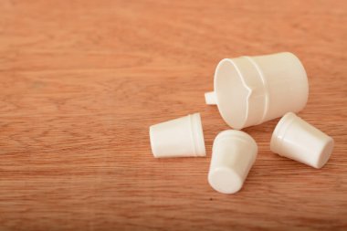 Tahta bir masaya çay fincanı oyuncağı. Çocuklar çay servisi seti.