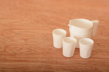 Tahta bir masaya çay fincanı oyuncağı. Çocuklar çay servisi seti.