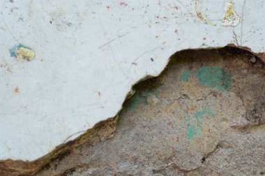 Somut döşemeler çatlama ve kırılma belirtileri gösteriyor. Bu da bu bölgeyi etkileyen yıkım ve yıkımı gösteriyor.