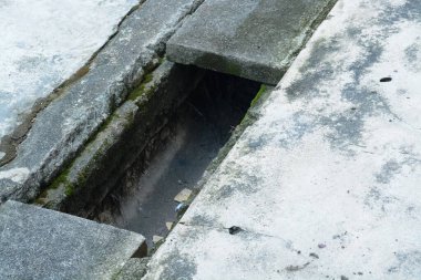 Kanalizasyon kapakları kaybolmuş, muhtemelen yol kenarından çalınmış, sürücüler ve yayalar için risk arz eden açık tehlikeler var..