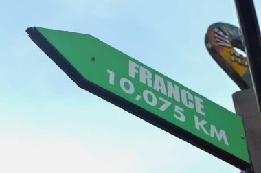 Fransa 'nın büyüleyici varış noktalarını gösteren yön işaretlerinin yakın çekimleri