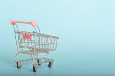 Süpermarket tramvayı tüketici özerkliği ve seçiminin bir sembolü olarak duruyor, ürünlerle doldurulmaya hazır.