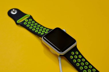 Klang, Malezya: 14 Nisan 2024: Apple tarafından tasarlanan bir Apple Saati modern teknoloji ve gösterişli estetiğin bir örneğini sergiliyor