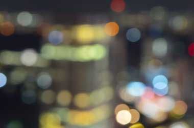 Bokeh ışıkları gece şehrin içinde parıldıyor, büyüleyici bir duvar halısı yaratıyor şehir güzelliği ve büyüsü