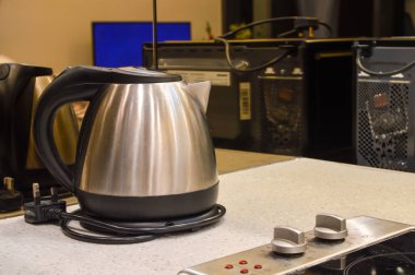 Mutfaktaki elektrikli su ısıtıcısının görüntüsü en sevdiğiniz içecekler için su kaynatmanın hızlı ve uygun bir yolunu vadediyor. Günlük rutininize modern verimliliğinizi katıyor.