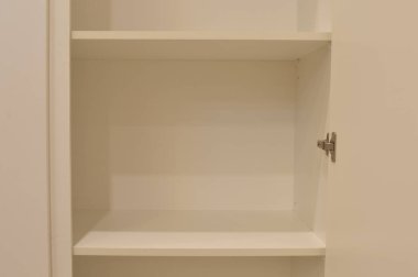 Geniş dolap görünümü, eşyalarınızı yönetmek için organizasyonu ve verimliliği sağlamak için geniş depolama çözümleri sunar.