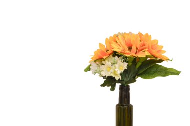 Vazodaki dekoratif çiçekler herhangi bir dekorasyon düzenine zarafet ve cazibe katar..