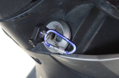 Motoru çalıştırmaya hazırlanan motosiklet anahtarının görüntüsü heyecan verici bir sürüşün başlangıcını simgeliyor.