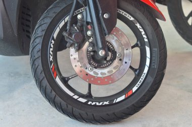 Klang, Malezya: 5 Mayıs 2024: Yamaha NVX için özel olarak tasarlanmış yüksek kaliteli alüminyum tekerlek jantları, hem şehir hem de karayolu kullanımı için daha fazla dayanıklılık ve performans sunuyor