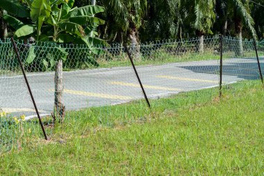 Ev çitlerindeki hasar onarım ve bakım gerektiriyor..