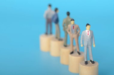 Birlikte duran iş adamlarının ortak varlığı profesyonel güç ve karşılıklı desteğin altını çizerek, engelleri aşma ve toplu hedeflere ulaşmadaki kararlılıklarını vurguladı.