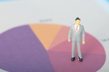 Turta grafiğinde yer alan bir işadamının görüntüsü, şirketin performansını etkileyen anahtar finansal ölçüler ve eğilimleri gözler önüne serdi.