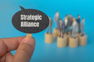 Stratejik ittifak, iki ya da daha fazla taraf arasında kararlaştırılan bir dizi hedefi takip ederken bağımsız kuruluşlar arasında yapılan resmi bir anlaşmadır..