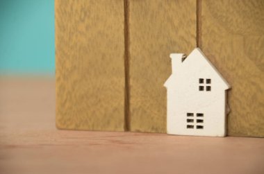 Beyaz Saray modeli ahşap arka planda basit ama rahat bir konutu temsil ediyor..