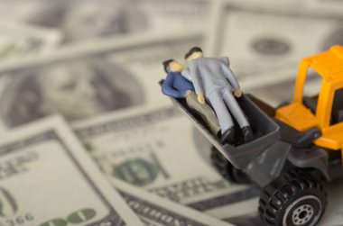 Daha düşük sosyoekonomik gruplardaki bireylerin karşılaştığı zorluklar, örneğin daha büyük mali kaynakları olanların yararına olan bir sistemde kapana kısılmış veya güçsüz hissetmek gibi..