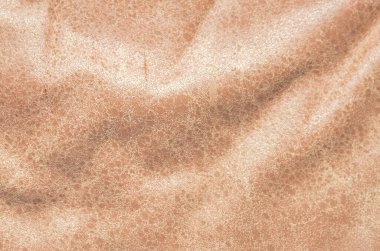 Derinin dokulu yüzeyi, ince renk ve ton değişiklikleriyle doğal güzellik ve özgünlüğü çağrıştırıyor..