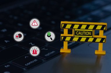 Çevrimiçi tehditleri temsil eden sembollerle çevrili uyarı işareti, dijital dünyada gizlenen potansiyel tehlikeler hakkında kesin bir uyarı niteliği taşıyor..