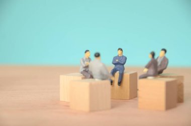 Bir konferans odasında bir araya gelen işadamı ve ortağı hedeflerine ulaşmak için fikir alışverişinde bulundular..