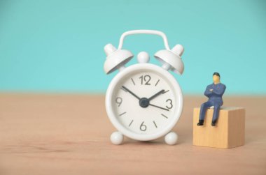 Sessizce oturan işadamı, acımasız zaman akışının kariyerindeki her kararı ve fırsatı nasıl etkilediğini düşünüyor..