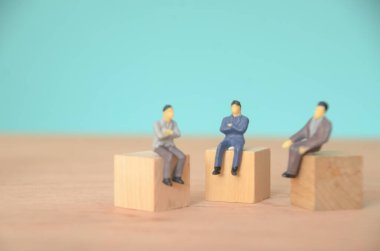 Bir konferans odasında bir araya gelen işadamı ve ortağı hedeflerine ulaşmak için fikir alışverişinde bulundular..