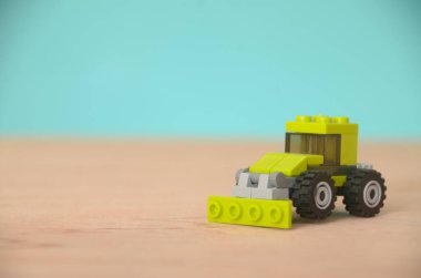 Buldozer, basit oyun ve yaratıcılıkta bulunabilecek neşe ve tatmini temsil ediyor. Bu da bize eğlence ve keyif için zaman ayırmanın önemini hatırlatıyor..