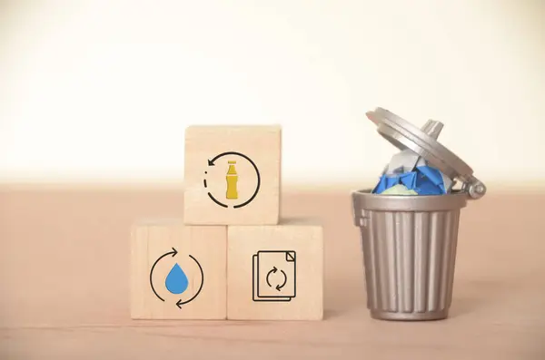 Görüntü, kaynakların yeniden kullanılıp atıkların en aza indirgenmesi ve daha sürdürülebilir bir gelecek yaratmak için geri dönüştürüldüğü dairesel ekonomi kavramını gösteriyor..