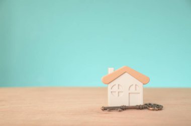 Görüntü, bir eve sahip olma kavramını ve sağladığı güvenlik ve istikrar duygusunu sembolize ediyor..