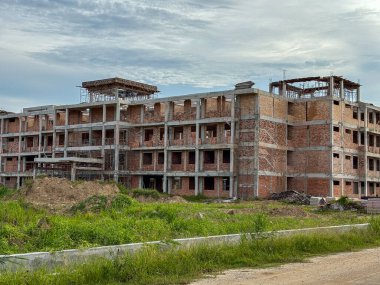 Görüntü, bölgenin gelecekteki gelişimine bir bakış sağlayarak inşaat projesinin ilerlemesini gösteriyor..
