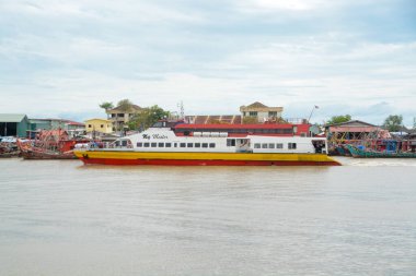 Kedah, Malezya: 17 Ekim 2024 - Görüntü, liman veya terminale yanaşmış büyük bir yolcu feribotunu gösteriyor.