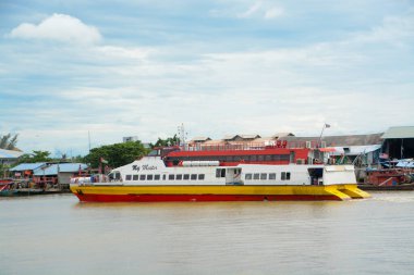 Kedah, Malezya: 17 Ekim 2024 - Görüntü, liman veya terminale yanaşmış büyük bir yolcu feribotunu gösteriyor.