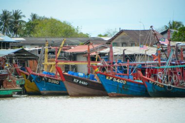 Kedah, Malezya: 17 Ekim 2024: Kıyı boyunca çok sayıda renkli balıkçı teknesi kenetlendi.