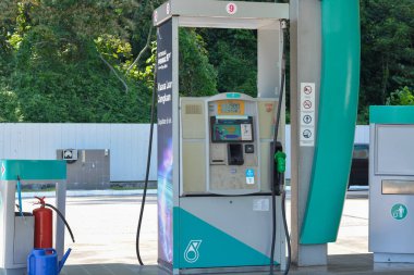 Modern benzin pompası bir benzin istasyonunda, yeşil ve deniz mavisi renk şeması ile gösterilir..