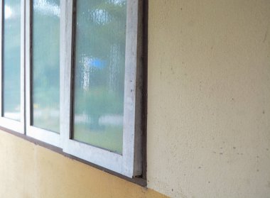 Görüntü, binanın enerji verimliliğinin ve yapısal bütünlüğünün iyileştirilmesi için pencere çerçevesinin onarılması veya değiştirilmesi gerekebileceğini gösteriyor..