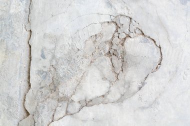 Görüntü, beton yüzeyin bakımsız olduğunu ve bakım ya da yenileme gerektirebileceğini gösteriyor..