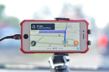 Klang, Malezya 16 Ekim 2024: Görüntü, bir navigasyon uygulamasını gösteren bir akıllı telefonu göstermektedir.