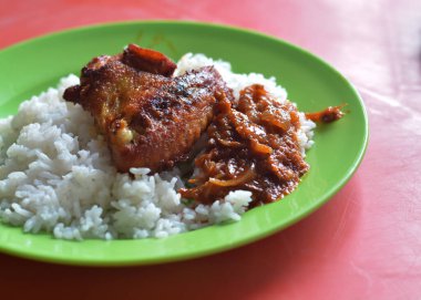 Görüntü bir tabak Nasi Lemak 'ı gösteriyor. Hindistan cevizi sütünde pilav pişirip çeşitli mezelerle servis edilen popüler bir Malezya yemeği..