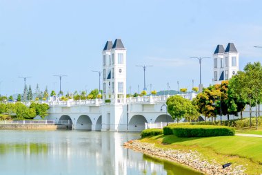 Puncak Alam, Malezya: 16 Ekim 2024 - Görüntü Malezya 'nın Selangor kentindeki güzel ve ikonik bir simge olan Eco Grandeur' daki Hayaller Köprüsü 'nü gösteriyor