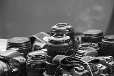 Klang, Malezya: 20 Ekim 2024 - Yığınla DSLR kamera koleksiyonu.