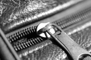 Görüntü bir hassasiyet ve ustalık hissi uyandırıyor. Fermuarın tasarımındaki detaylara dikkat çekiyor..