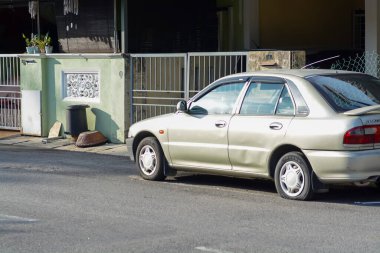 Klang, Malezya: 6 Ekim 2024 - Araba evin önüne park edilmişti çünkü lastiği patlamıştı..