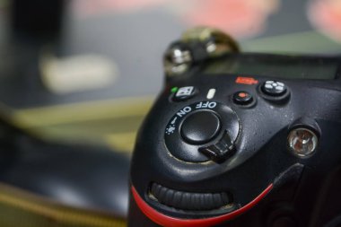 Kameranın güç düğmesi açık 