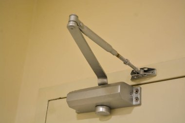 Dayanıklılık için tasarlanan kapı sesi en aza indirir, sakin ve kontrollü bir ortam yaratır.